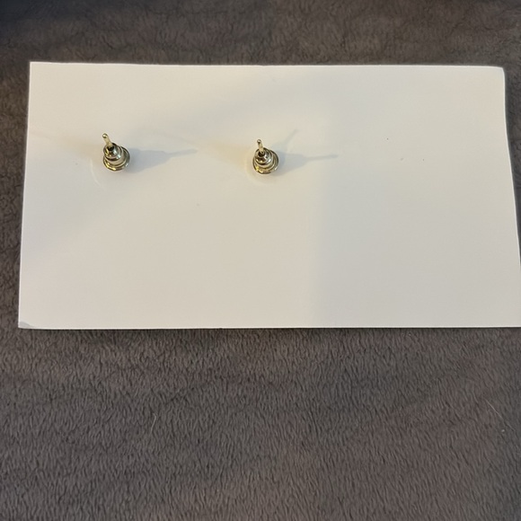 Nyu-nyu gold bow earrings, brand new with tags - Picture 2 of 3